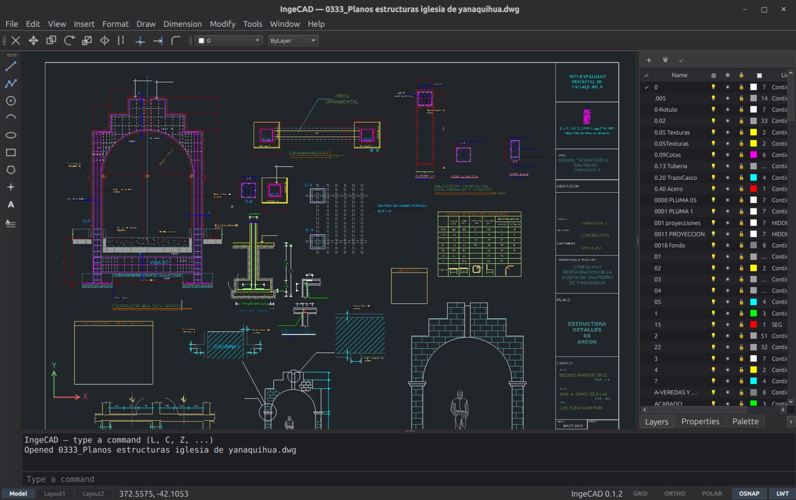 Plano de estructuras de 200 capas abierto en IngeCAD, con la ventana de comandos abajo, las barras de herramientas acoplables y la barra de estado