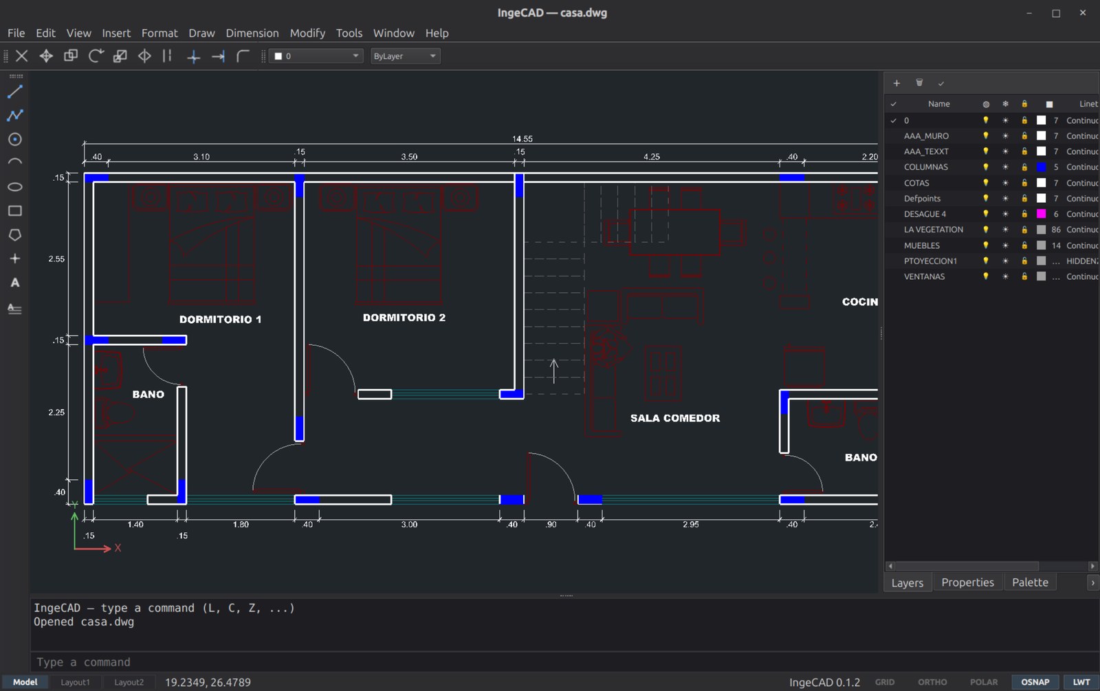 Planta de una vivienda abierta en IngeCAD, con mobiliario, cotas y los nombres de cada ambiente