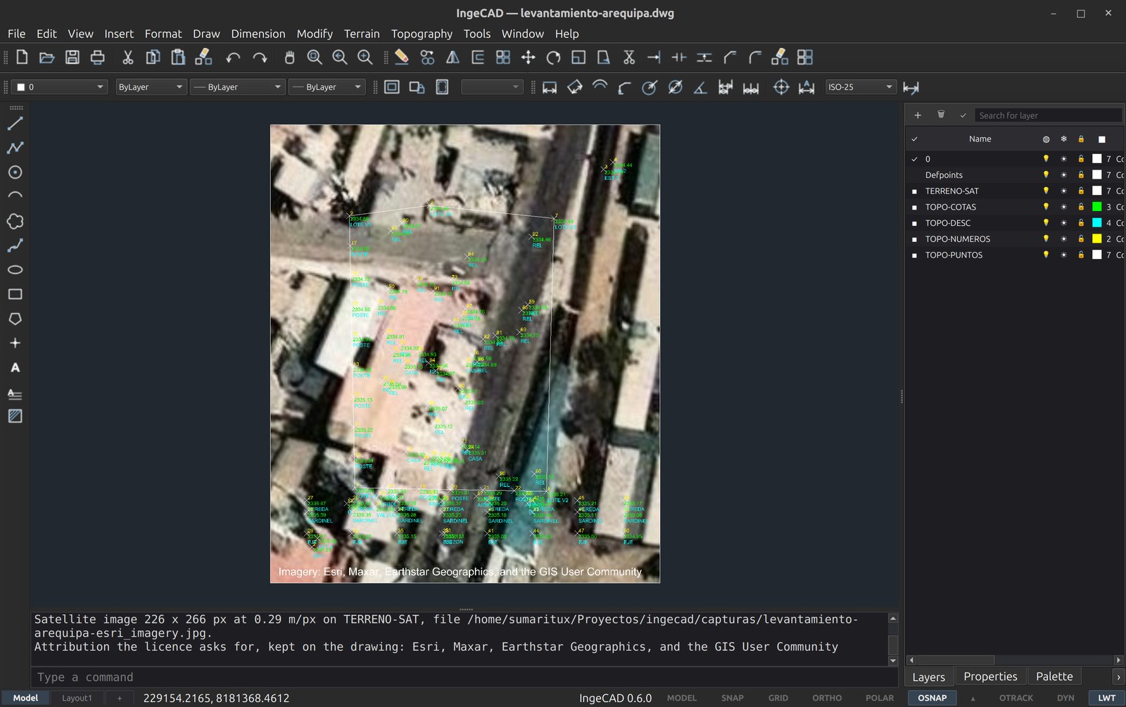 La imagen satelital de Esri bajo un levantamiento topográfico en IngeCAD, con el lindero y los puntos con cota dibujados encima y la atribución de la fuente escrita en el plano