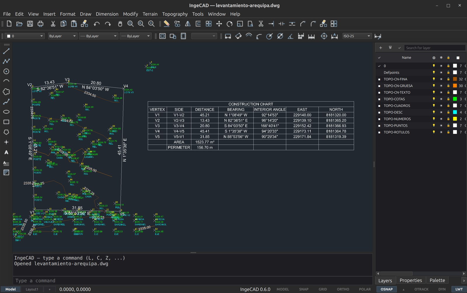 Un lote topográfico en IngeCAD con sus rumbos y distancias rotulados, el cuadro de construcción con vértices, lados, rumbos, ángulos internos, Este, Norte, área y perímetro, y las curvas de nivel sobre los puntos del levantamiento